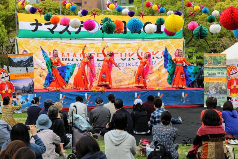 2019年 ステージの舞踊と観客